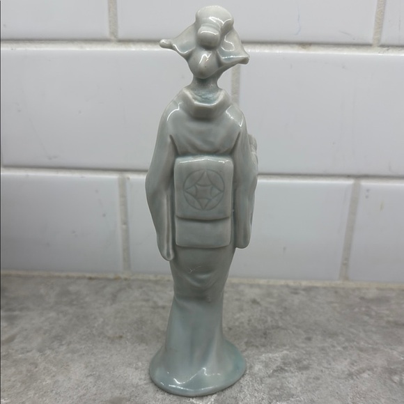Vintage SHAFFORD Japanese Glazed Porcelain Geisha figurine. Light green. - Picture 2 of 6